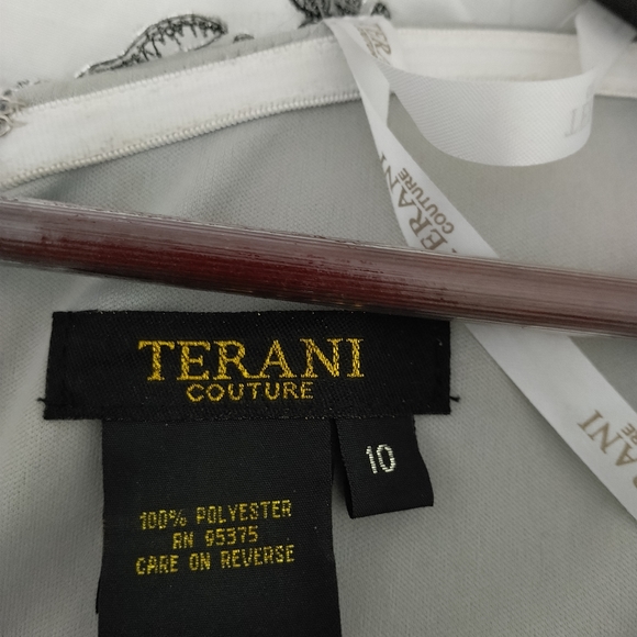 Mother Of The Bride Exquisite silver gown. - Picture 3 of 16